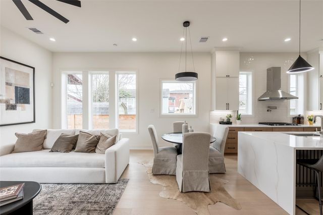 1122 E 27th St B, Houston, TX 77009