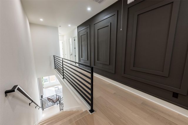 1122 E 27th St B, Houston, TX 77009