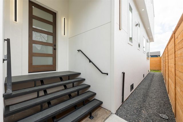 1122 E 27th St B, Houston, TX 77009