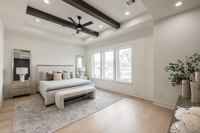 1122 E 27th St B, Houston, TX 77009