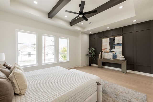 1122 E 27th St B, Houston, TX 77009