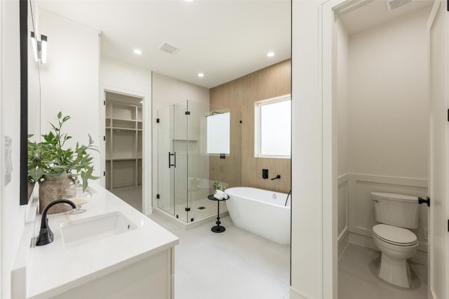 1122 E 27th St B, Houston, TX 77009