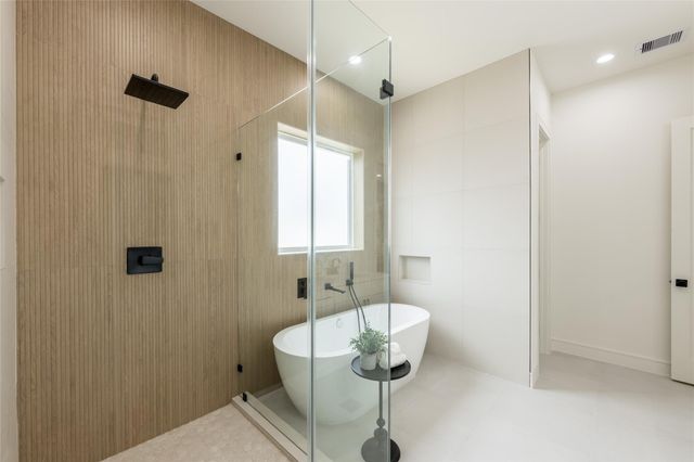 1122 E 27th St B, Houston, TX 77009