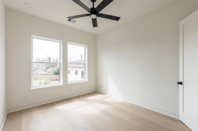 1122 E 27th St B, Houston, TX 77009