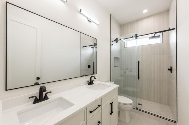 1122 E 27th St B, Houston, TX 77009