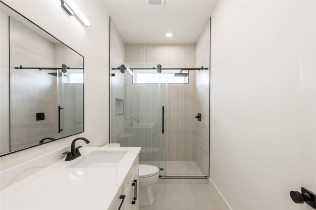 1122 E 27th St B, Houston, TX 77009