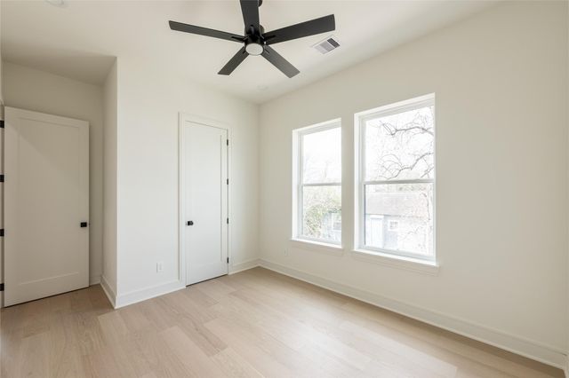 1122 E 27th St B, Houston, TX 77009