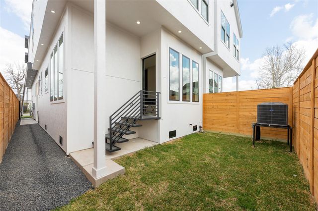 1122 E 27th St B, Houston, TX 77009