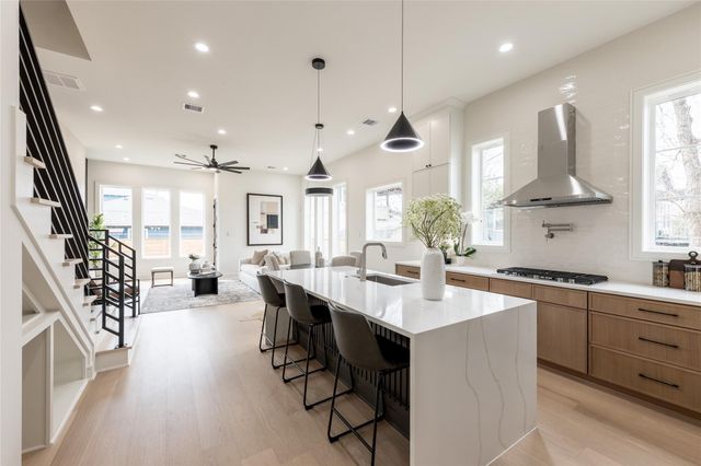 1122 E 27th St B, Houston, TX 77009