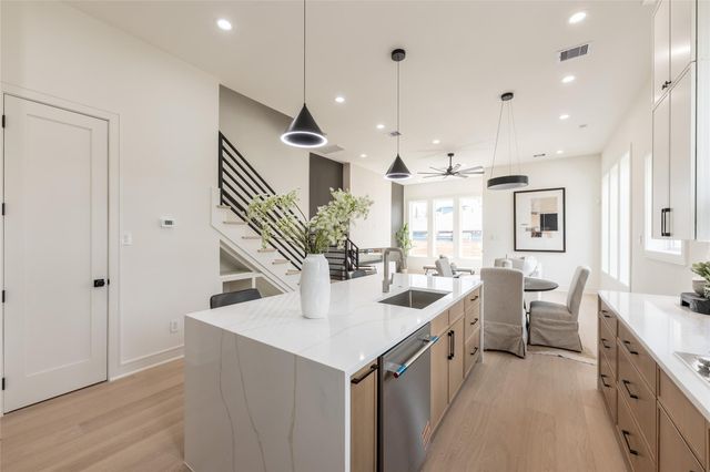 1122 E 27th St B, Houston, TX 77009