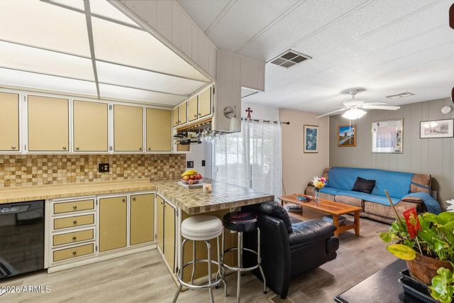 305 S VAL VISTA Drive 243, Mesa, AZ 85204