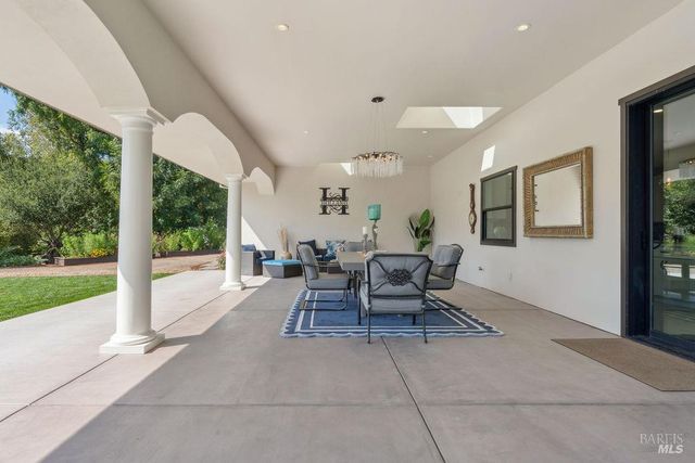 695 Quietwater Rd, Santa Rosa, CA 95404