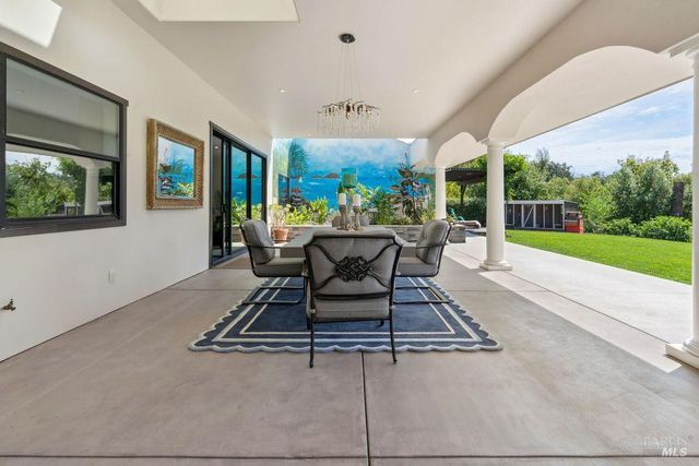 695 Quietwater Rd, Santa Rosa, CA 95404