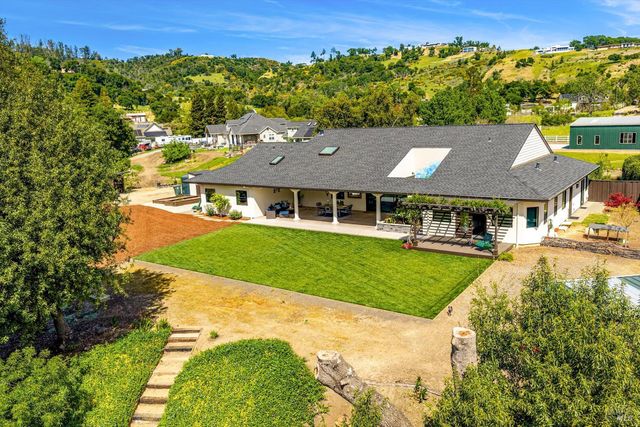 695 Quietwater Rd, Santa Rosa, CA 95404