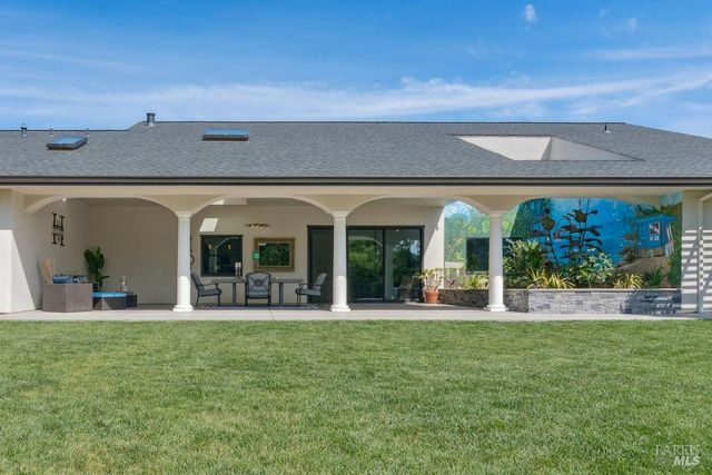 695 Quietwater Rd, Santa Rosa, CA 95404