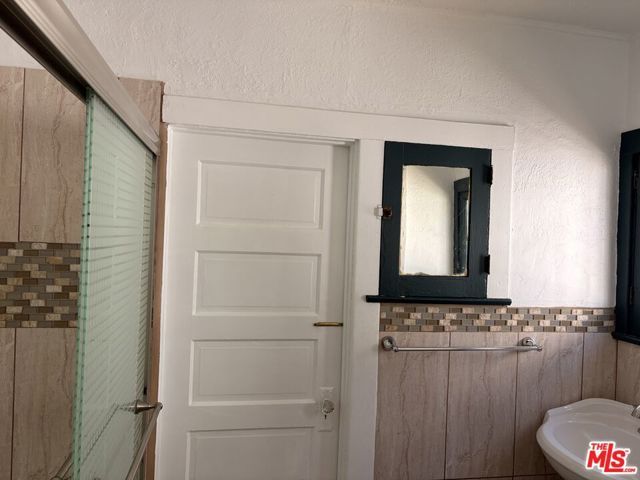1183 W 37th Drive, Los Angeles, CA 90007