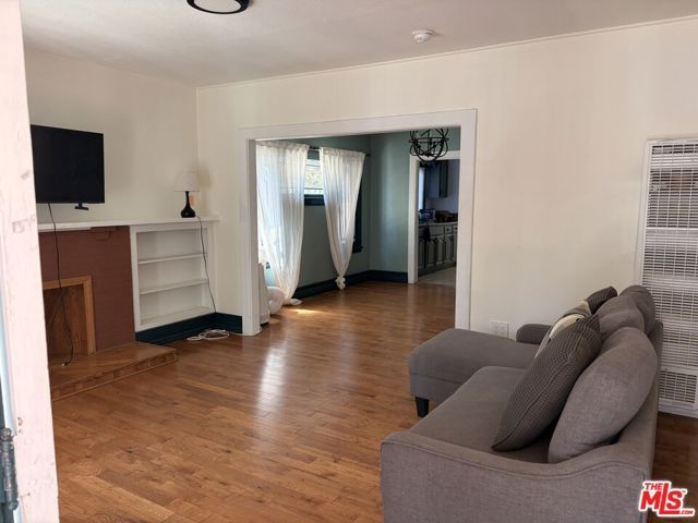 1183 W 37th Drive, Los Angeles, CA 90007