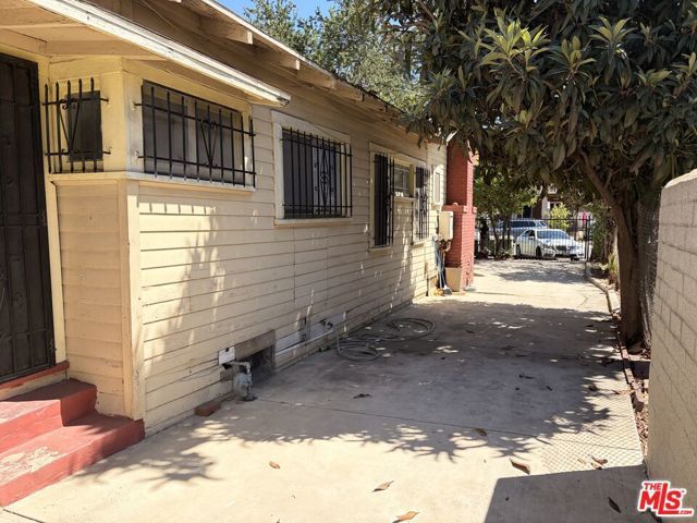 1183 W 37th Drive, Los Angeles, CA 90007