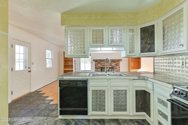 411 Trinity Hills Ln, Louisville, KY 40207