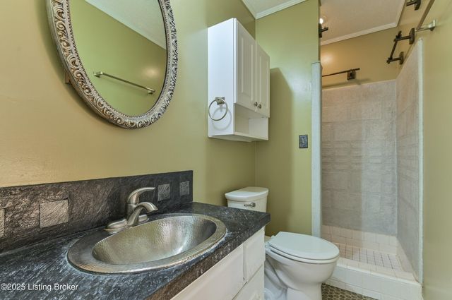 411 Trinity Hills Ln, Louisville, KY 40207