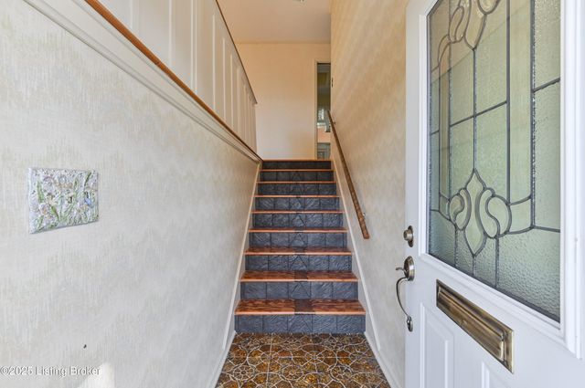 411 Trinity Hills Ln, Louisville, KY 40207