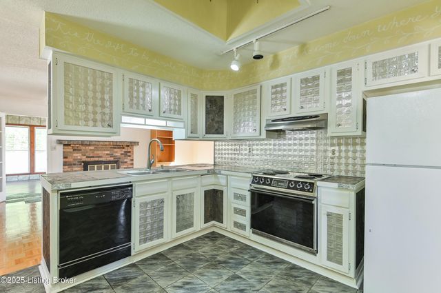 411 Trinity Hills Ln, Louisville, KY 40207