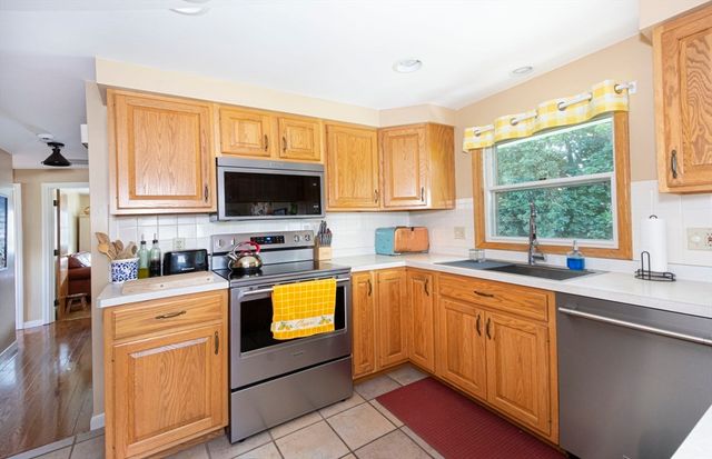 23 Mary Ann Dr, Worcester, MA 01606