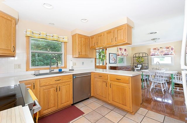 23 Mary Ann Dr, Worcester, MA 01606