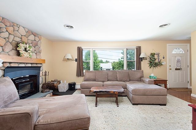 23 Mary Ann Dr, Worcester, MA 01606