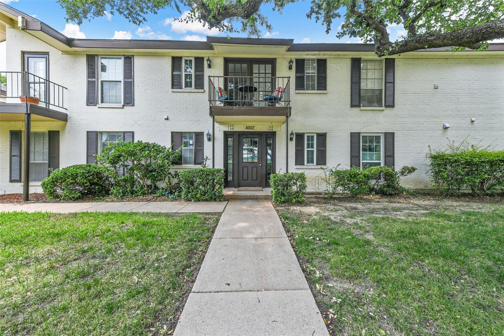 4002 Ridglea Country Club Drive, Fort Worth, TX 76126