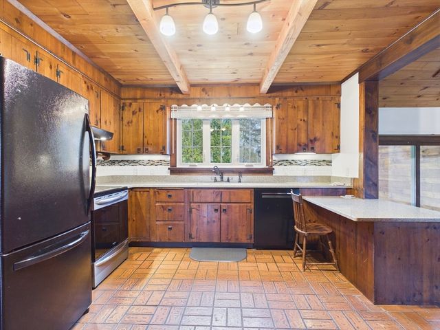 4 Hiltz Ave, Lakeville, MA 02347