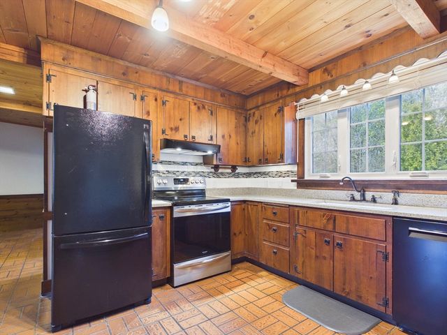 4 Hiltz Ave, Lakeville, MA 02347