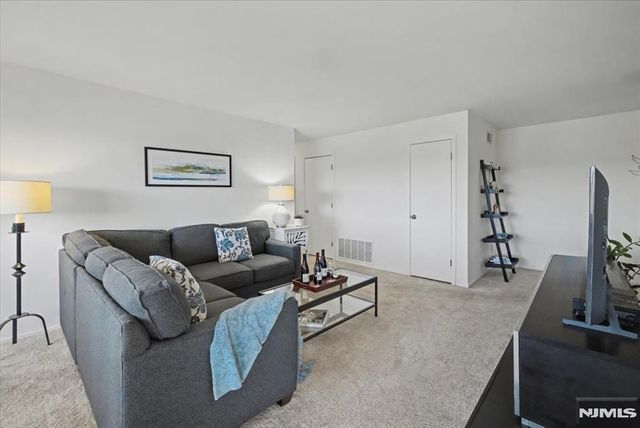 218 Indian Hollow Court, Mahwah, NJ 07430