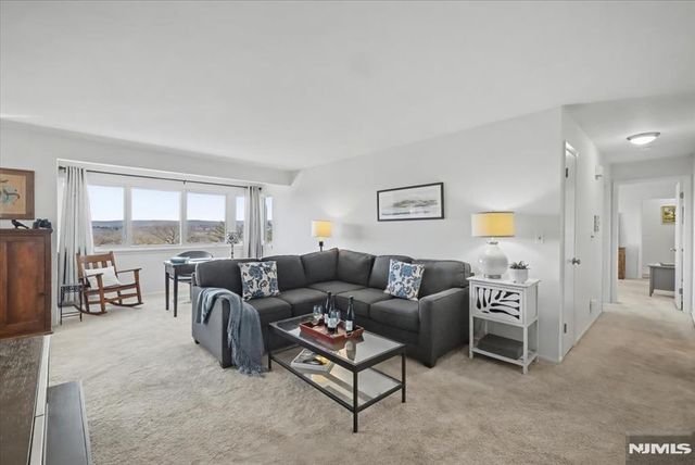 218 Indian Hollow Court, Mahwah, NJ 07430