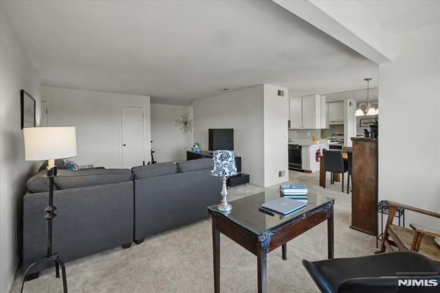 218 Indian Hollow Court, Mahwah, NJ 07430