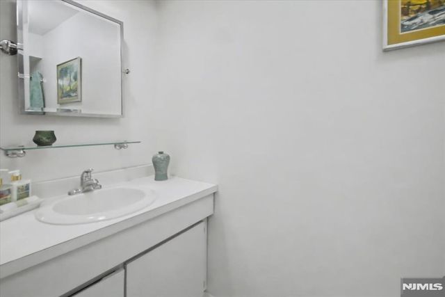 218 Indian Hollow Court, Mahwah, NJ 07430