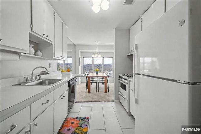 218 Indian Hollow Court, Mahwah, NJ 07430