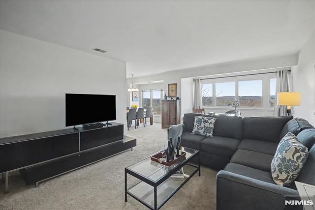 218 Indian Hollow Court, Mahwah, NJ 07430