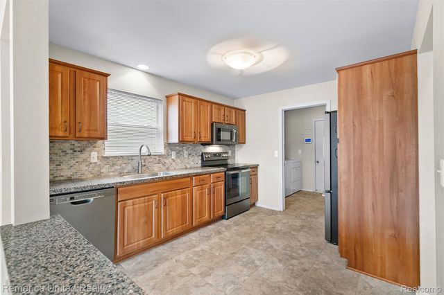 450 Berry Lake Drive, Commerce Charter Township, MI 48390
