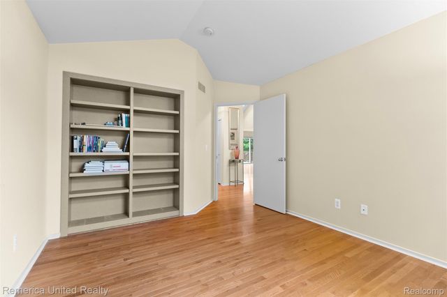 450 Berry Lake Drive, Commerce Charter Township, MI 48390