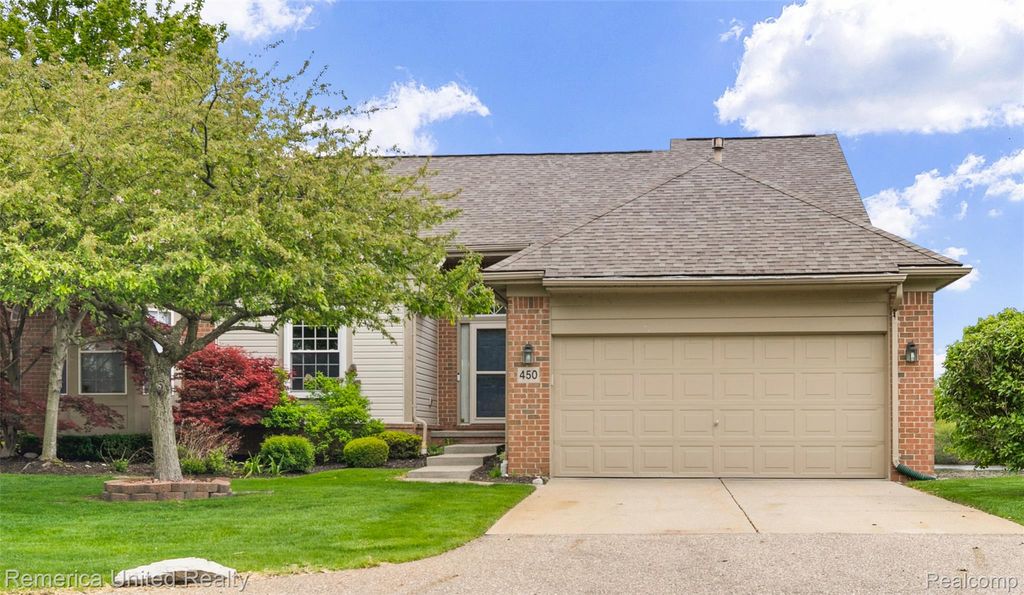 450 Berry Lake Drive, Commerce Charter Township, MI 48390