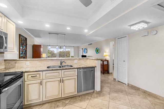 3505 Oaks Way 301, Pompano Beach, FL 33069