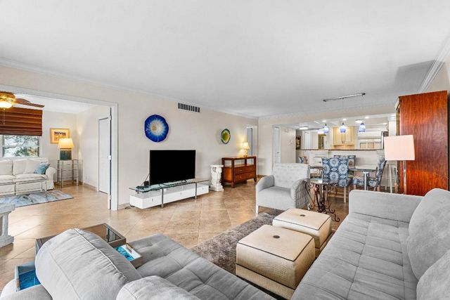 3505 Oaks Way 301, Pompano Beach, FL 33069