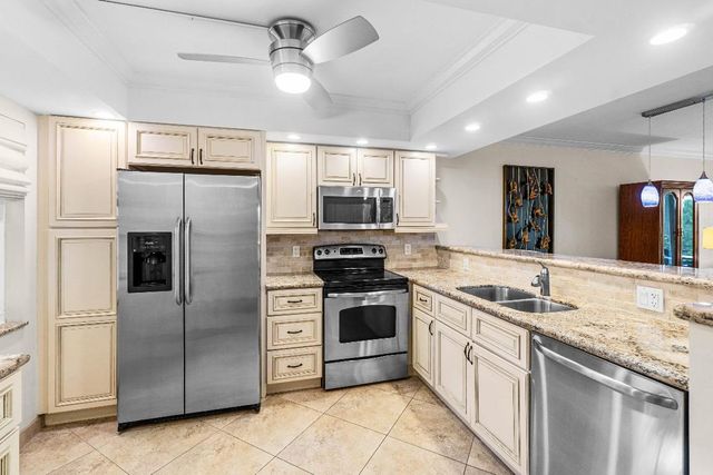 3505 Oaks Way 301, Pompano Beach, FL 33069