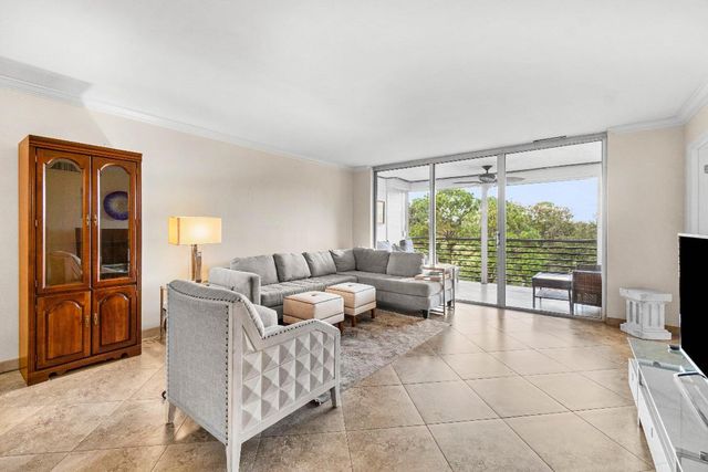 3505 Oaks Way 301, Pompano Beach, FL 33069