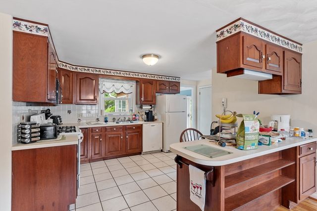 55 Lisa Dr, Leominster, MA 01453