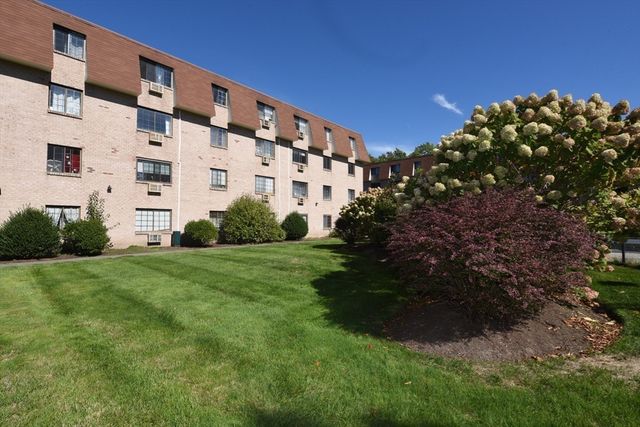 135 Grove St 133, Rockland, MA 02370