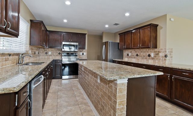 318 Kissimmee Drive, Arlington, TX 76002
