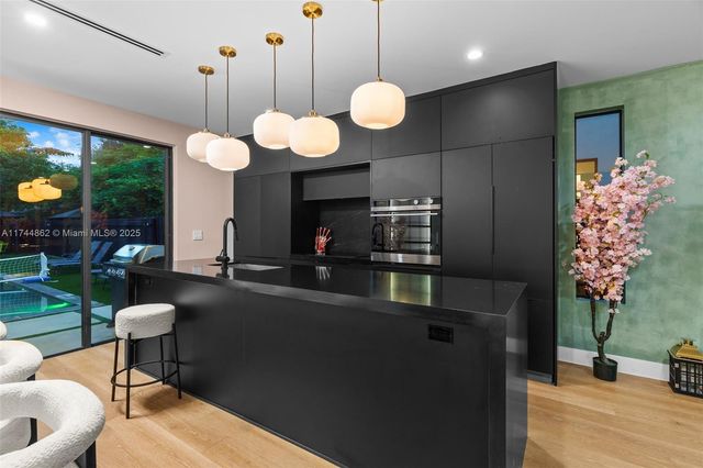 410 NW 52nd St, Miami, FL 33127