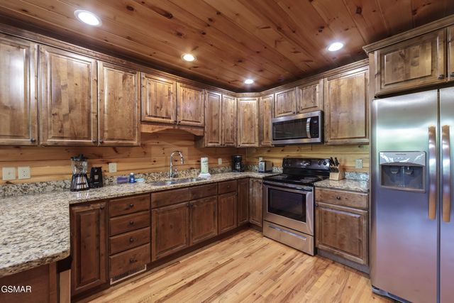 714 Mountain Stream Way, Gatlinburg, TN 37738